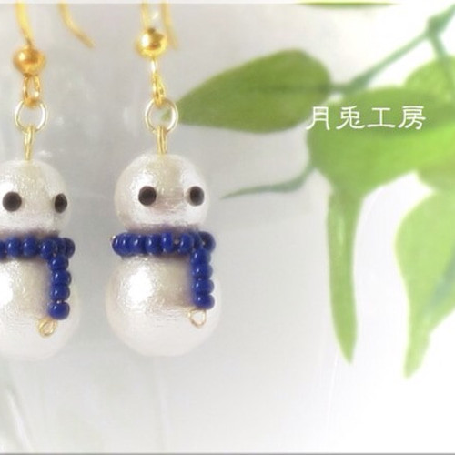 雪だるまピアス（小）コットンパールのスノーマン 青マフラー ピアス 