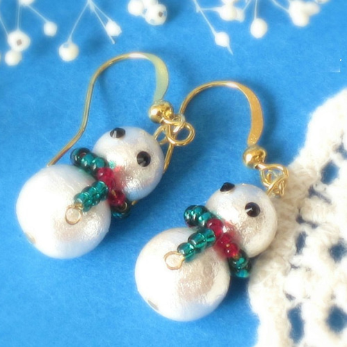 雪だるまピアス（小）コットンパールのスノーマン 緑×赤マフラー