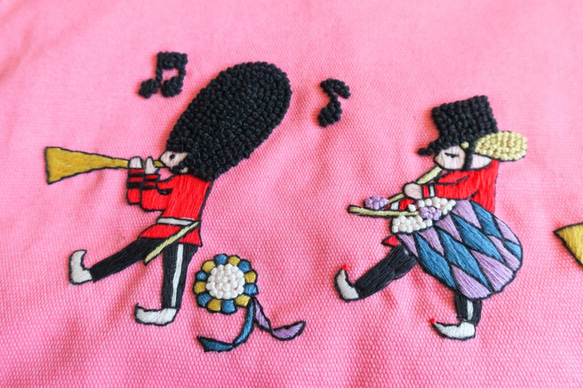 SALE レッスンバッグ (手刺繍) 愉快な鼓笛隊　Pink 2枚目の画像
