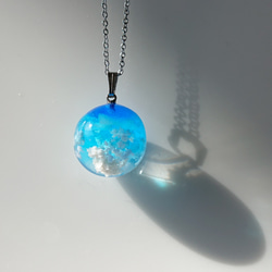 蓄光球体ネックレス～空の記憶～コバルトブルー サージカルステンレスチェーン 6枚目の画像