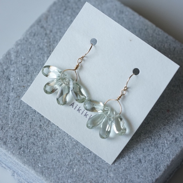 最上級AAAランク天然石グリーンアメジストフラワー揺れる（フックピアス・イヤリング）[GA4]