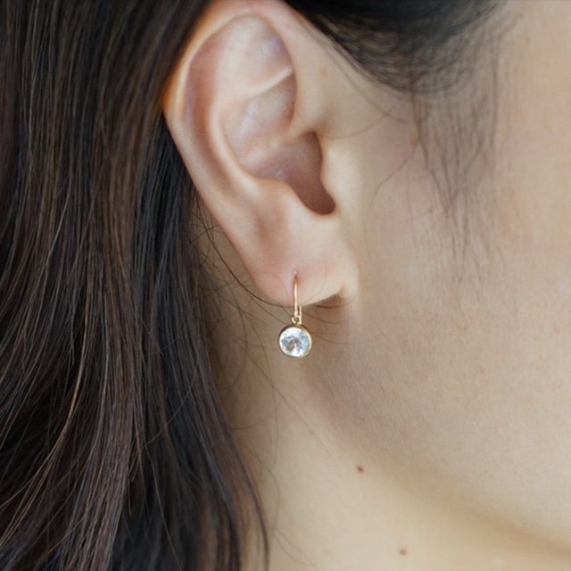 最上級ゴールドフレーム付きホワイトトパーズ14kgf(フックピアス・イヤリング・樹脂）[FWT]