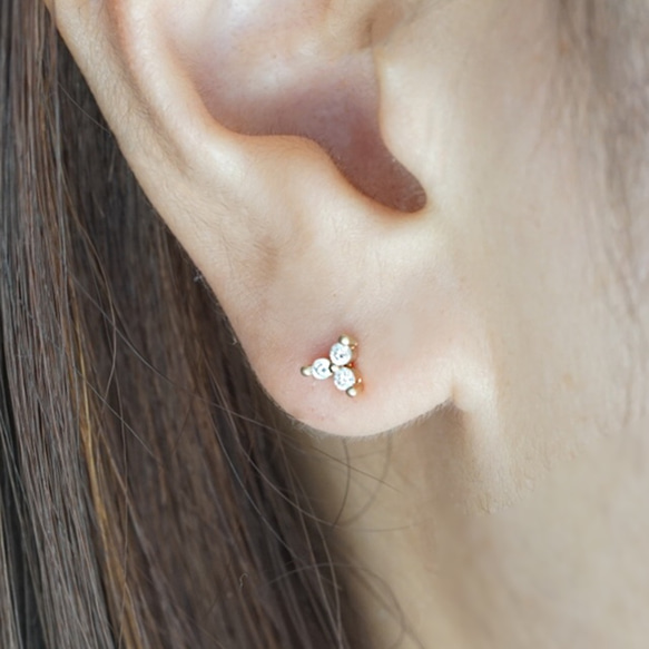 小さな三つ葉の花形ジルコニア フラワースタッドピアス(樹脂 小さな三つ葉の花形ジルコニア フラワースタッドピアス(樹脂