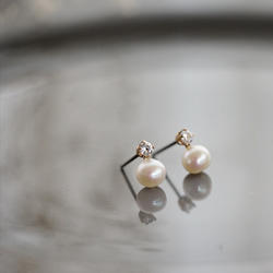 小さなジルコニアと淡水パールAAAランクのスタッド( チタンピアス・ノンホールイヤリング )[ST] 3枚目の画像