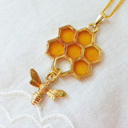 ハニカムとミツバチのネックレス 1枚目の画像