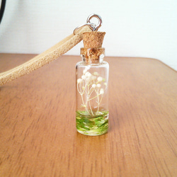 【送料無料】かすみ草のペンダント　レジン　琉球ガラス 1枚目の画像