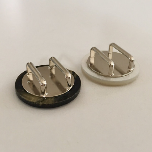 再販 ビンテージボタンの帯留め＊狢菊・むじなぎく（白） 帶留