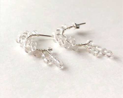 小さなカラフル水晶のフープ型ピアス　ハンドメイド 小さな水晶のピアス ピアス（フープ） Mizuki 通販 9775667｜Creema