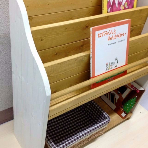 【サイズオーダー可】【引取可能】絵本棚（面出し3段+棚1段）幅64cm N/W サイズオーダー可】【引取可能】無垢材 絵本棚（面出し3段+棚1段）幅