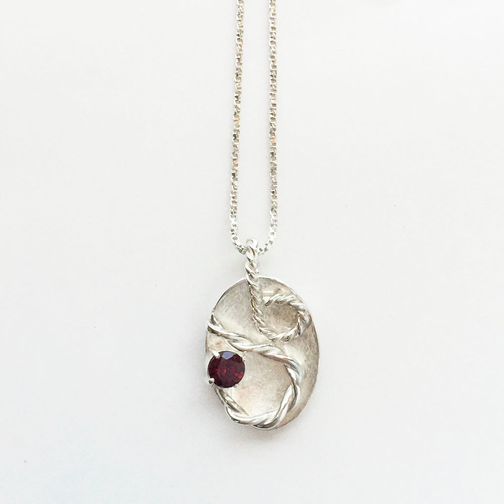 シルバーオーバル・ガーネットペンダント 15,840円