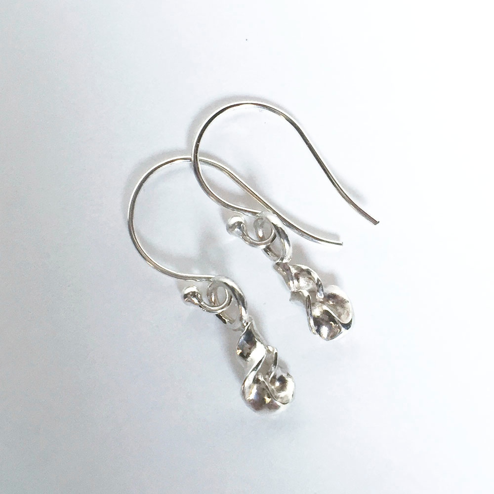 シルバーピアス　らせん1