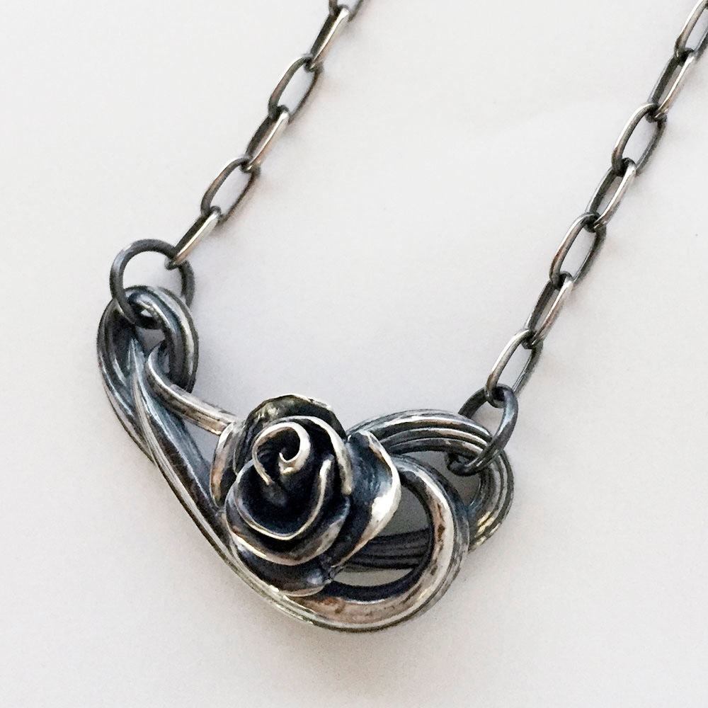 いぶし薔薇引き目ペンダント