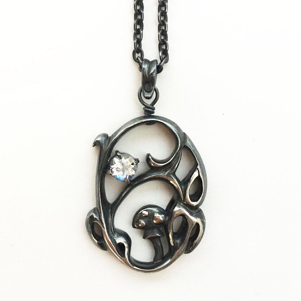 いぶしシルバー３Dきのこペンダント（ロイヤルブルームーンストーン）