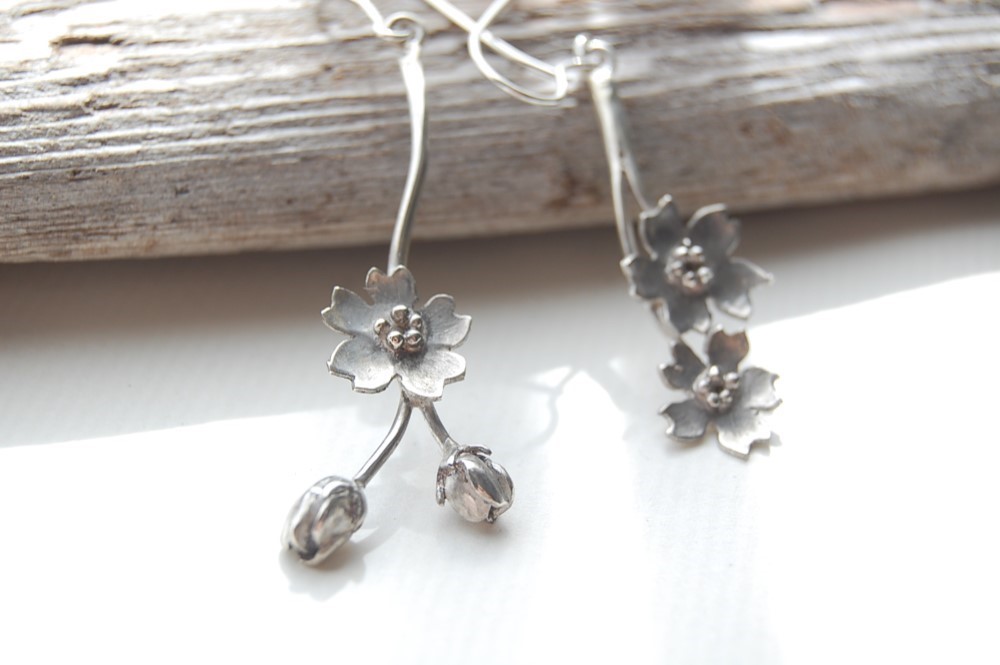 桜のアシンメトリーピアス［SILVER950］