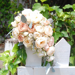 トレンドに敏感な花嫁さまに！アンティークホワイトバラのセミキャスケードブーケ＆ブートニアセット 1枚目の画像