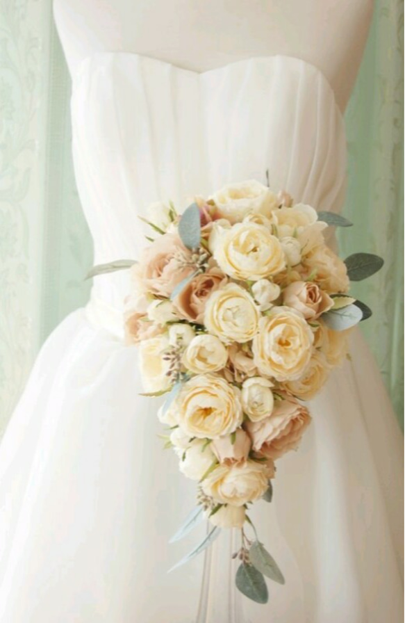 トレンドに敏感な花嫁さまに！アンティークホワイトバラのセミキャスケードブーケ＆ブートニアセット 2枚目の画像