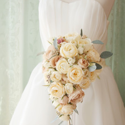 トレンドに敏感な花嫁さまに！アンティークホワイトバラのセミキャスケードブーケ＆ブートニアセット 3枚目の画像