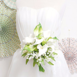 ホワイト×グリーン カラーとスズランのクラッチブーケ＆ブートニアで、カッコ可愛い花嫁になる 1枚目の画像