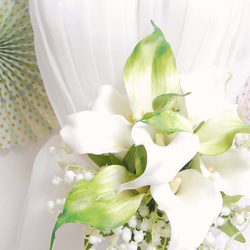 ホワイト×グリーン カラーとスズランのクラッチブーケ＆ブートニアで、カッコ可愛い花嫁になる 3枚目の画像