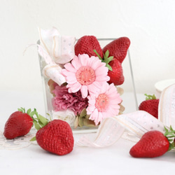 【プリザ】　花言葉は感謝！ピンクのガーベラに苺を添えて【受注制作】 1枚目の画像