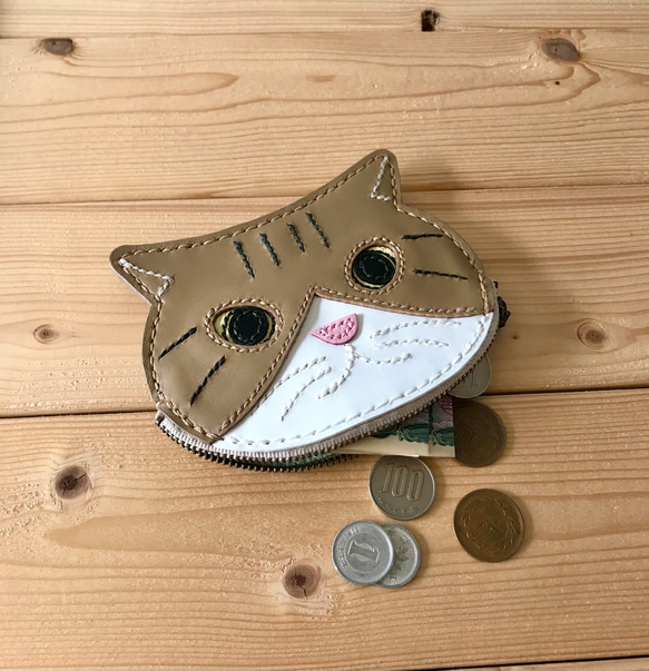猫好きが作ったイカ耳猫の小銭入れ　キジ白ハチワレ猫　本牛革　手縫い　送料無料 6枚目の画像