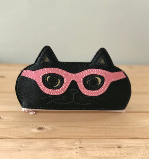 猫好きが作った本牛革メガネケース　黒猫ピンクメガネ　手縫い　送料無料♪ 1枚目の画像