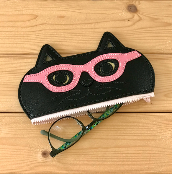 猫好きが作った本牛革メガネケース　黒猫ピンクメガネ　手縫い　送料無料♪ 4枚目の画像