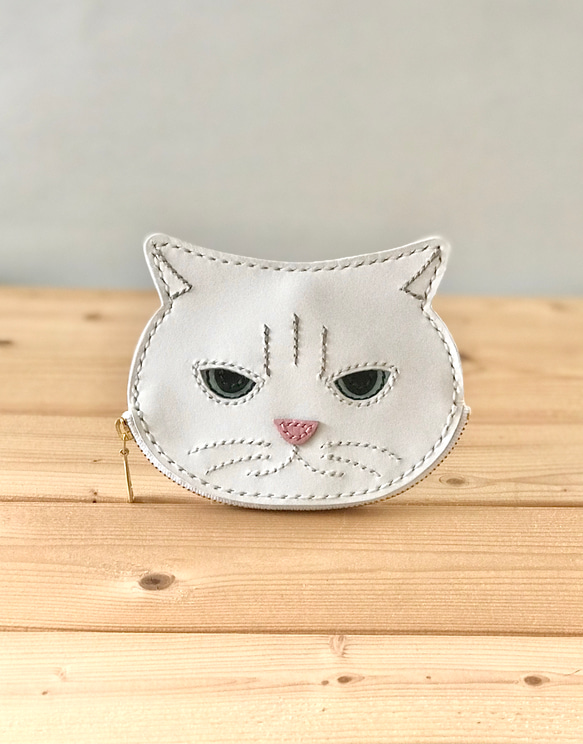 猫好きが作ったイカ耳猫の小銭入れ　白猫　オコ顔　本牛革　送料無料　手縫い 1枚目の画像