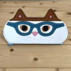 ✳︎猫好きが作った本牛革メガネケース 白&茶ネコ 水色メガネ　手縫い送料無料♪ 1枚目の画像