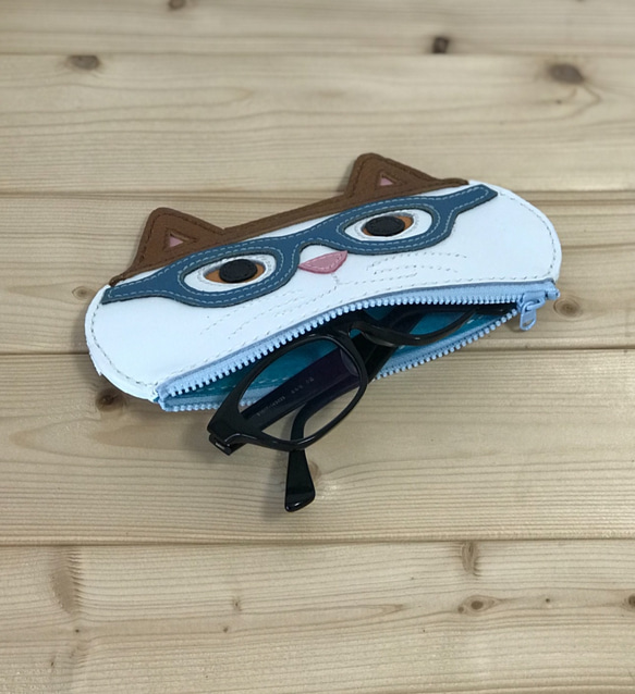 ✳︎猫好きが作った本牛革メガネケース 白&茶ネコ 水色メガネ　手縫い送料無料♪ 4枚目の画像