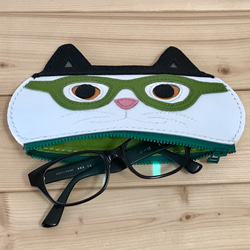 ✳︎猫好きが作った本牛革メガネケース 白&黒ネコ 黄緑メガネ 再販！手縫い　送料無料 3枚目の画像