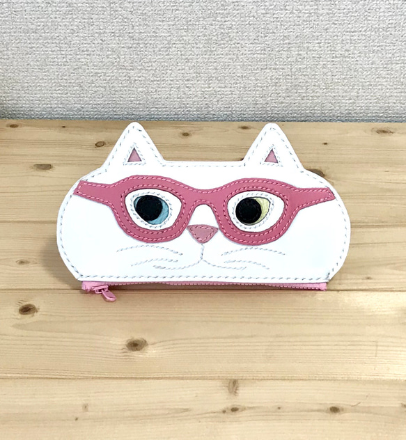 猫のメガネケース K.TAMAO作 全て手縫いのハンドメイド 姫路レザー 猫好きが作ったメガネケース 白猫オッドアイ ピンクメガネ 手縫い 送料