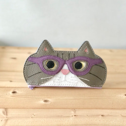 猫好きが作った本牛革メガネケース 鯖トラ猫紫メガネ 手縫い　送料無料♪ 1枚目の画像