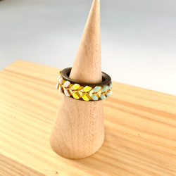 【受注販売】天然の木から生まれたWood Jewelry〜チェーンリング〜イエロー&グリーンMIX 3枚目の画像