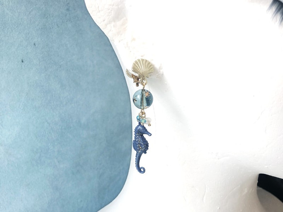 ◎海洋シリーズ◎青い海のタツノオトシゴのイヤリング 2枚目の画像
