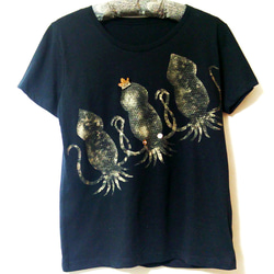 ダイオウイカの王冠ブローチ付Tシャツ（ハンドプリント） 1枚目の画像
