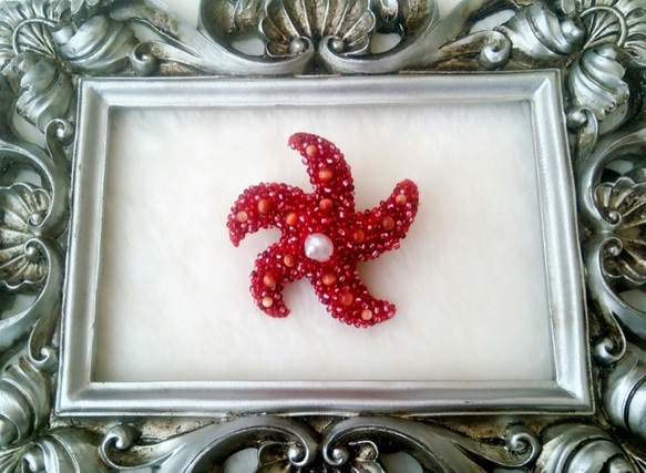 ◎海洋シリーズ◎赤いヒトデのビーズ刺繍ブローチ 1枚目の画像