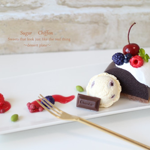 チョコレートムースケーキとラムレーズンアイスのデザート チョコレートムースケーキとラムレーズンアイスのデザート