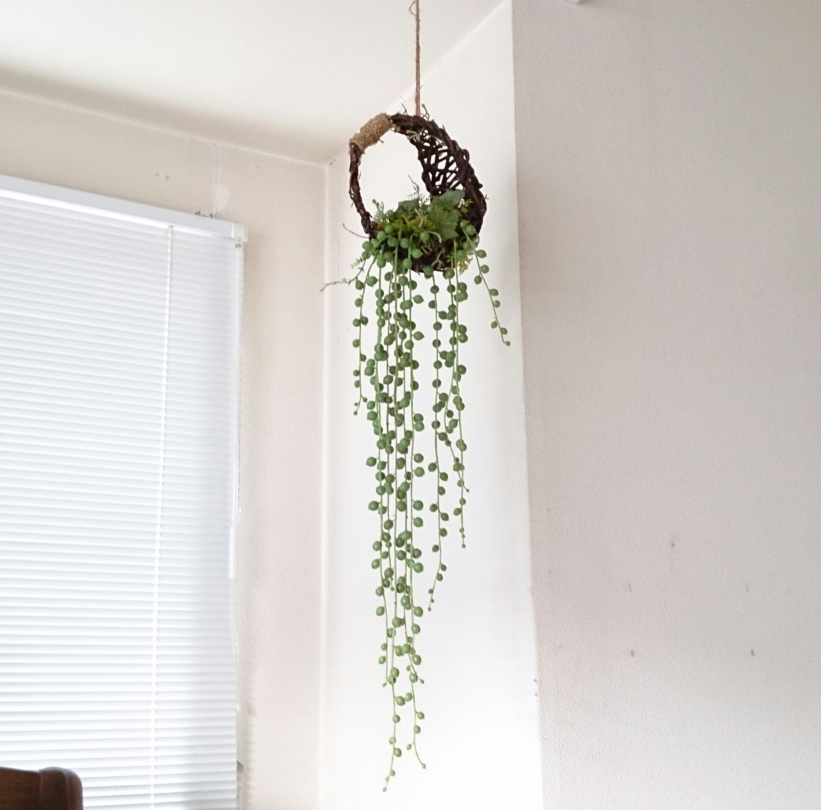 グリーンネックレスのゆらゆらハンギング-2-      三日月形のカゴがナチュラルグレーに変更になりました