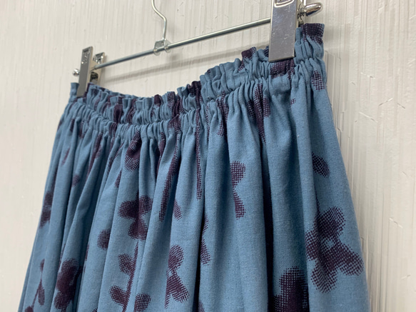ラスト1着　綿麻フラワーのギャザースカート　グレイッシュブルー 3枚目の画像