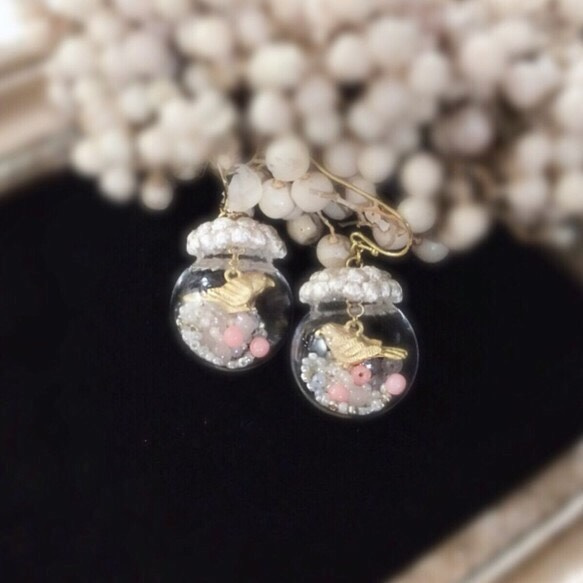 【再販】金色ことりのスノードームのピアス/イヤリング・桜色 1枚目の画像