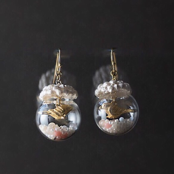 【再販】金色ことりのスノードームのピアス/イヤリング・桜色 4枚目の画像