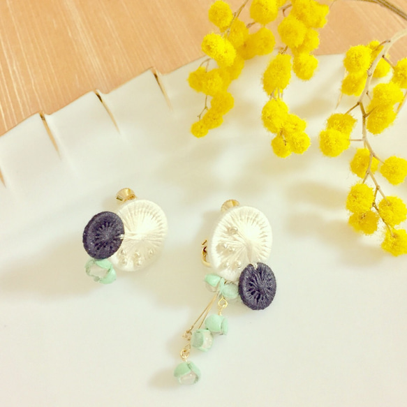 まんまる こぼれる革花のイヤリング（アイボリー&ブラック&ピスタチオグリーン) 1枚目の画像