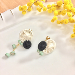 まんまる こぼれる革花のイヤリング（アイボリー&ブラック&ピスタチオグリーン) 2枚目の画像