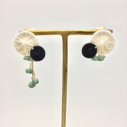まんまる こぼれる革花のイヤリング（アイボリー&ブラック&ピスタチオグリーン) 3枚目の画像