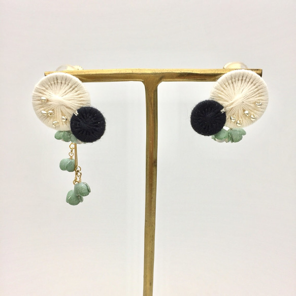 まんまる こぼれる革花のイヤリング（アイボリー&ブラック&ピスタチオグリーン) 3枚目の画像