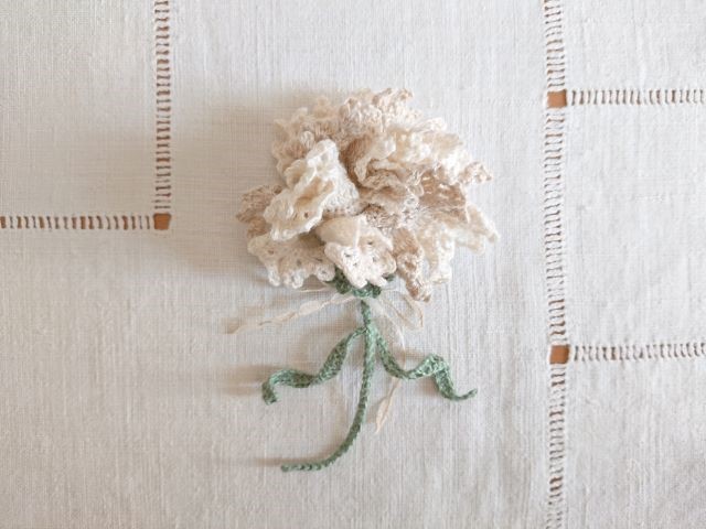 カーネーションのブローチ～ホワイト