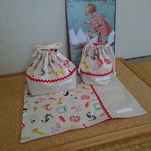 りぼん　アイボリー　ブラック／巾着袋　給食セット　コップ袋　ランチョンマットなど りぼんアイボリーブラック／巾着袋給食セットコップ袋ランチョン