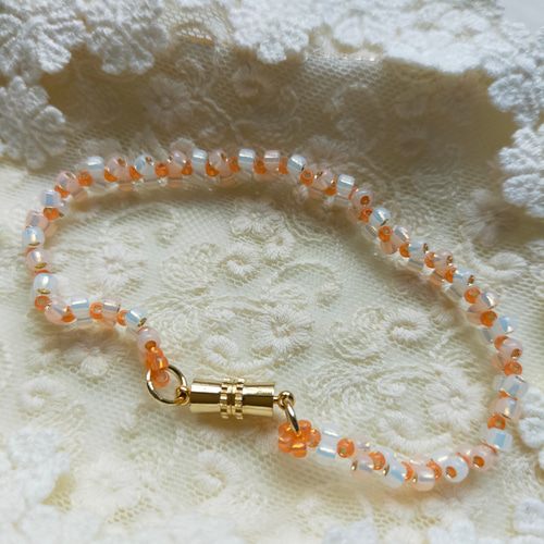 交差編みのビーズブレスレット（サーモンピンク×ホワイト