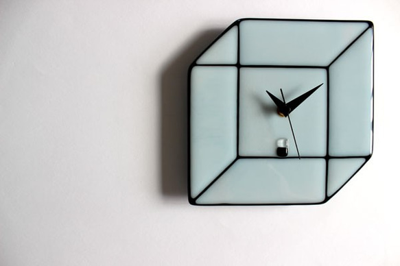 ガラス時計　立方体 （ホワイト×ブラック）壁掛け時計・置時計 2枚目の画像